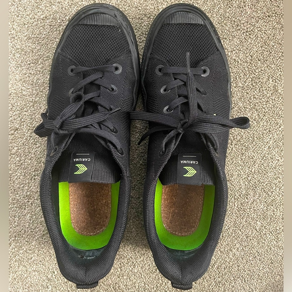 Cariuma size 10 mens in all black. Synthetic upper. Vegan 🌱.